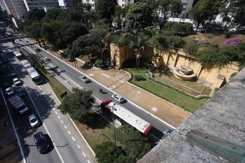 Avenida Nove de Julho e, ao fundo, fonte abandonada