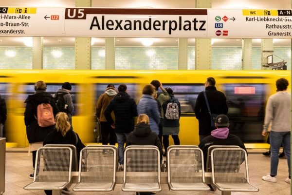 Imagem colorida mostra Metrô em Berlim - Metró