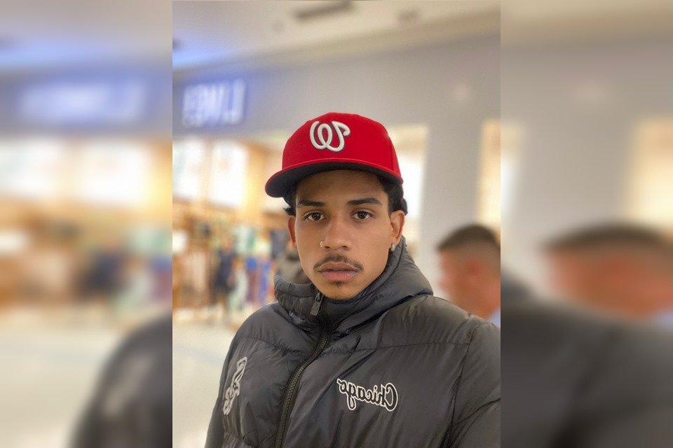 Estudante negro ameaçado por guia turístico