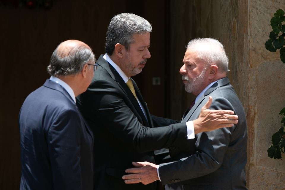 Arthur Lira e Lula se abraçam em cumprimento. Em sua primeira agenda em Brasília após as eleições, Lula se encontra com Arthur Lira na residência oficial da Câmara dos Deputados