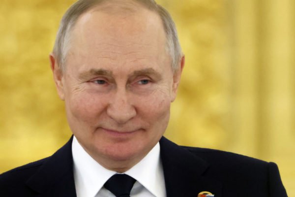 Imagem colorido mostra Putin com um sorriso no rosto - Metrópoles