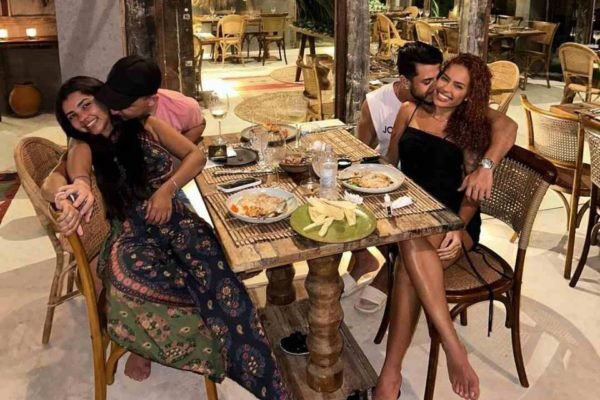 João Gomes e Ary Mirelle curtem jantar romântico com Sthe Matos e Kevi Jonny