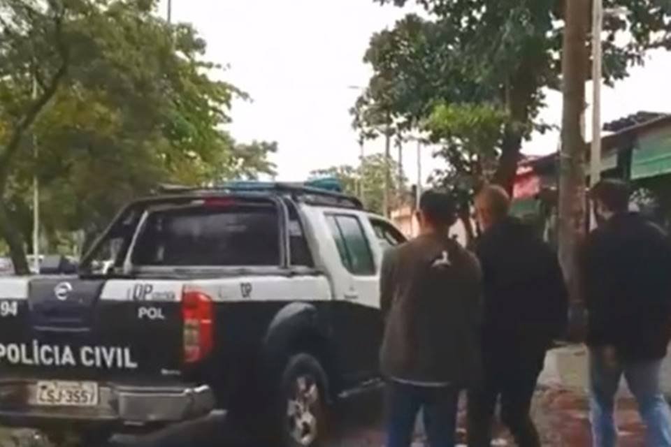 Imagem mostra o momento em que a polícia civil prendeu um homem acusado de integrar esquema de furto a joelherias. A prisão ocorreu durante o enterro da mãe - Metrópoles