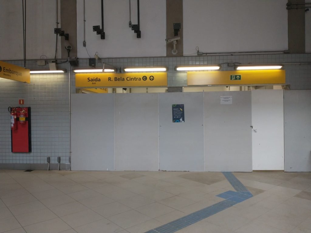 Vista interna do acesso à Rua Bela Cintra da Estação Paulista