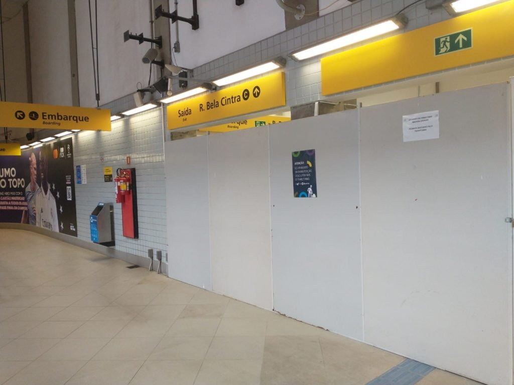 Vista interna do acesso à Rua Bela Cintra da Estação Paulista