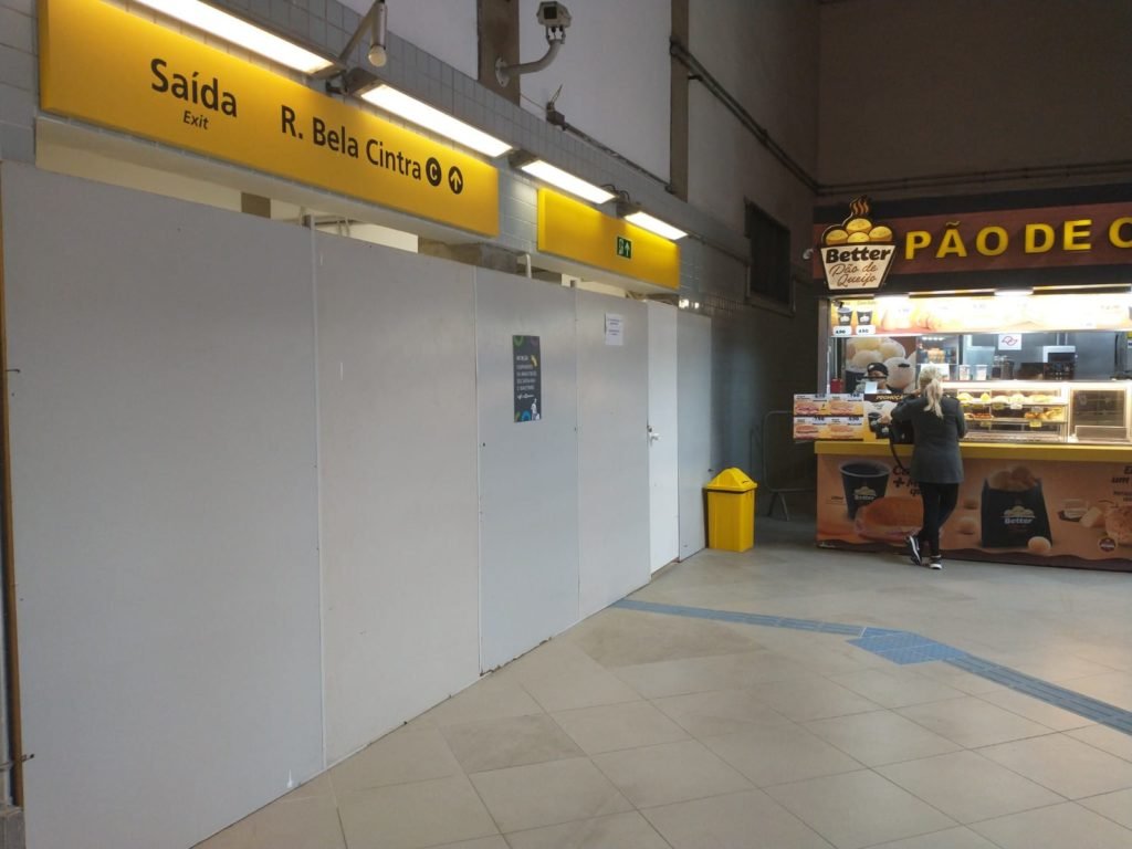 Vista interna do acesso à Rua Bela Cintra da Estação Paulista