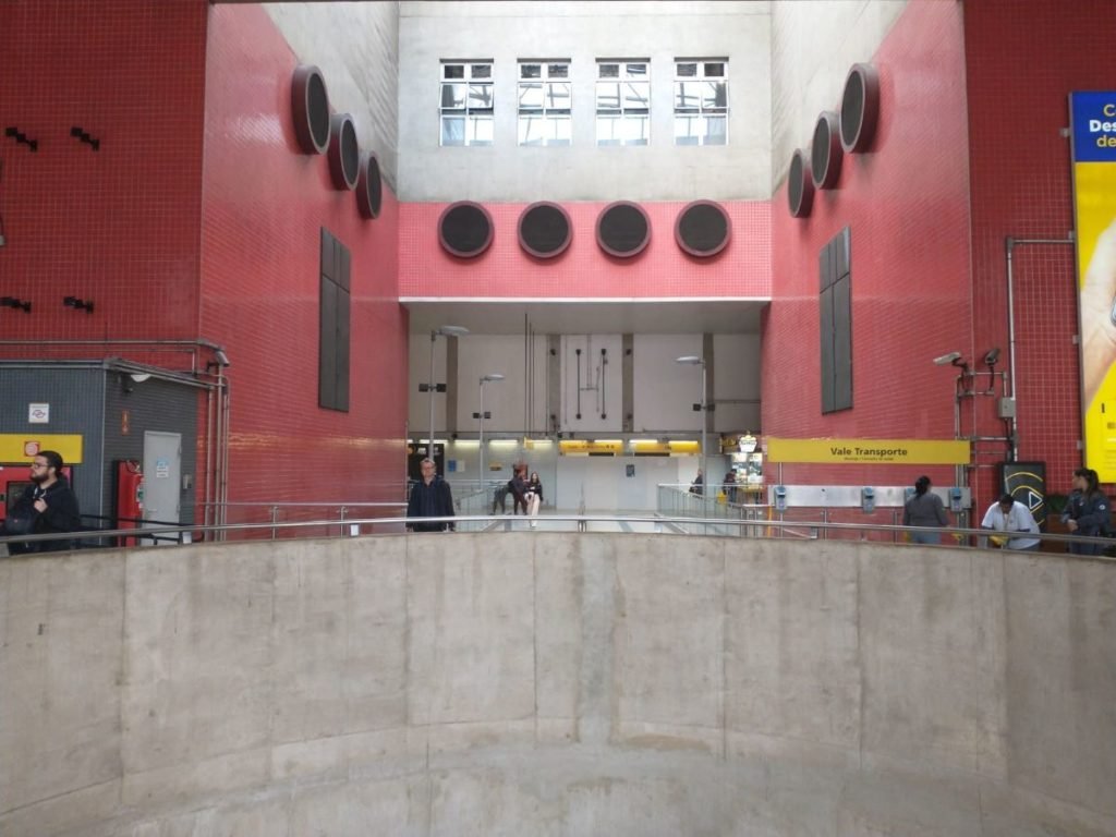 Saguão de acesso à Estação Paulista pela Rua da Consolação