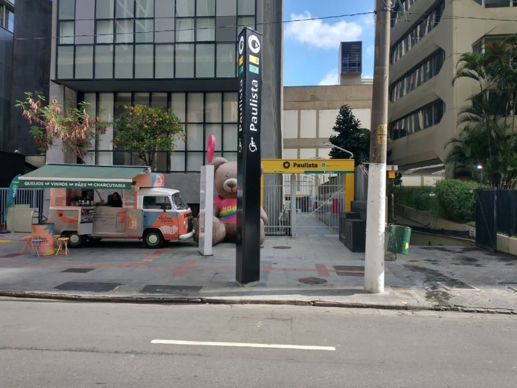Acesso à Estação Paulista pela Rua Bela Cintra