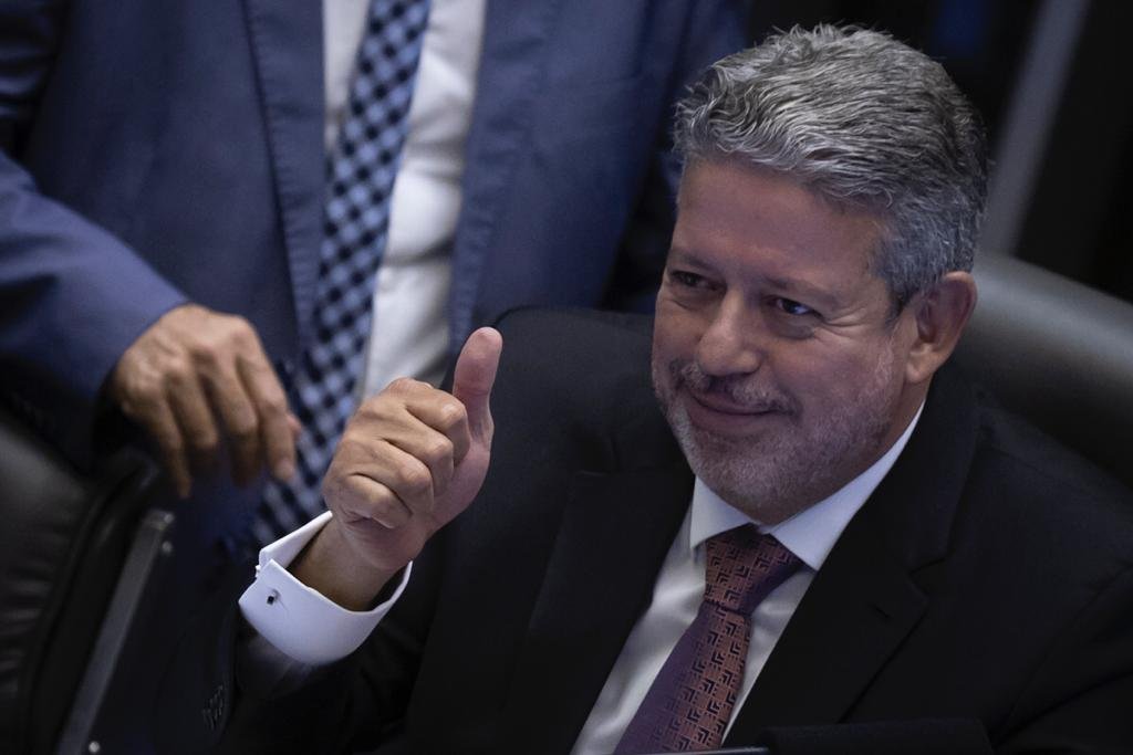 Presidente da Câmara dos Deputados , Arthur Lira (PP-AL) faz sinal positivo com a mão - Metrópoles