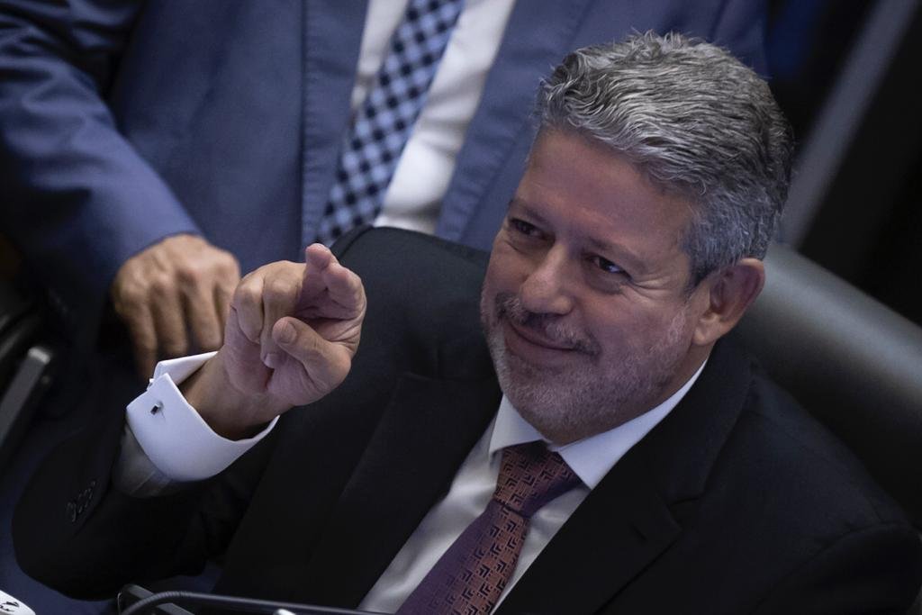 Presidente da Câmara dos Deputados , Arthur Lira (PP-AL) faz sinal com a mão - Metrópoles