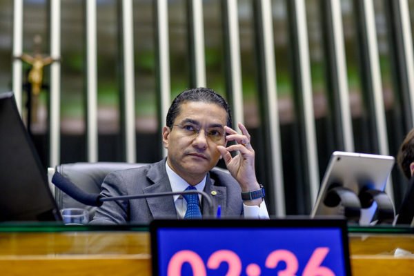 Marcos Pereira, o presidente nacional do Republicanos, ajeita o óculos durante sessão na Câmara dos Deputados