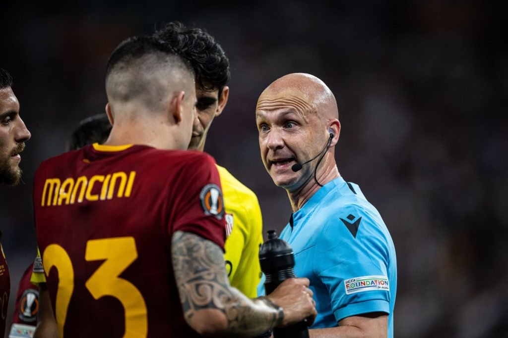 Árbitro da final da Liga Europa é agredido por torcedores da Roma