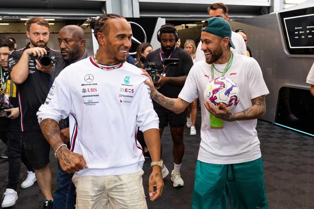 Neymar vai a treinos da Fórmula 1 e posa ao lado de Lewis Hamilton