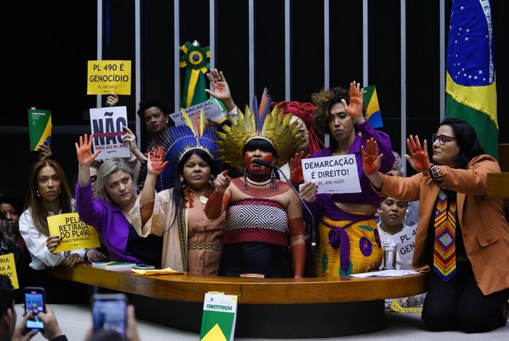Deputadas do PSol e a ministra dos Povos Indígenas, Sonia Guajajara, protestam contra a aprovação do marco temporal na Câmara