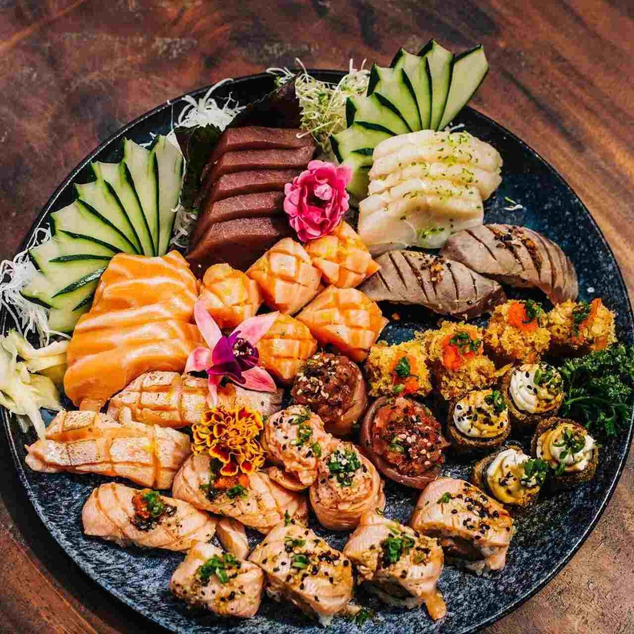 Na foto, um prato com uma grande variedade de sushis e sashimis - Metrópoles