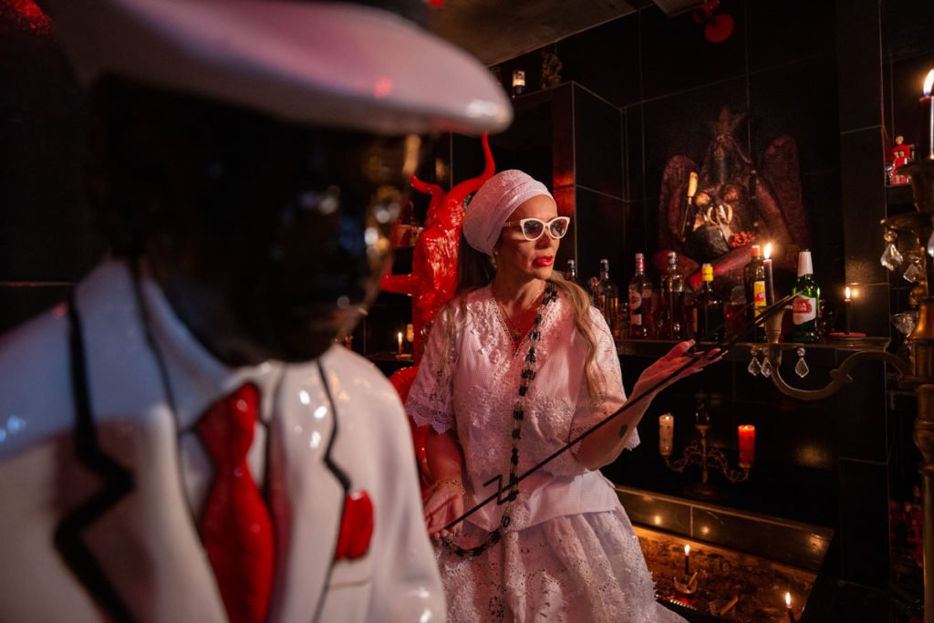 Alvorada (RS), 25/05/2023. Mãe Michelly da Cigana apresenta e posa para fotos no salão da Quimbanda eom imagens de Belzebu, em sua casa de religião Magia Cigana, em Alvorada, Rio Grande do Sul. A sessão