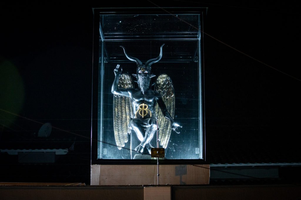 Alvorada (RS), 25/05/2023. Mãe Michelly da Cigana apresenta e posa para fotos no salão da Quimbanda eom imagens de Belzebu, em sua casa de religião Magia Cigana, em Alvorada, Rio Grande do Sul. A sessão