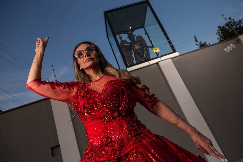 Alvorada (RS), 25/05/2023. Mãe Michelly da Cigana apresenta e posa para fotos no salão da Quimbanda eom imagens de Belzebu, em sua casa de religião Magia Cigana, em Alvorada, Rio Grande do Sul. A sessão