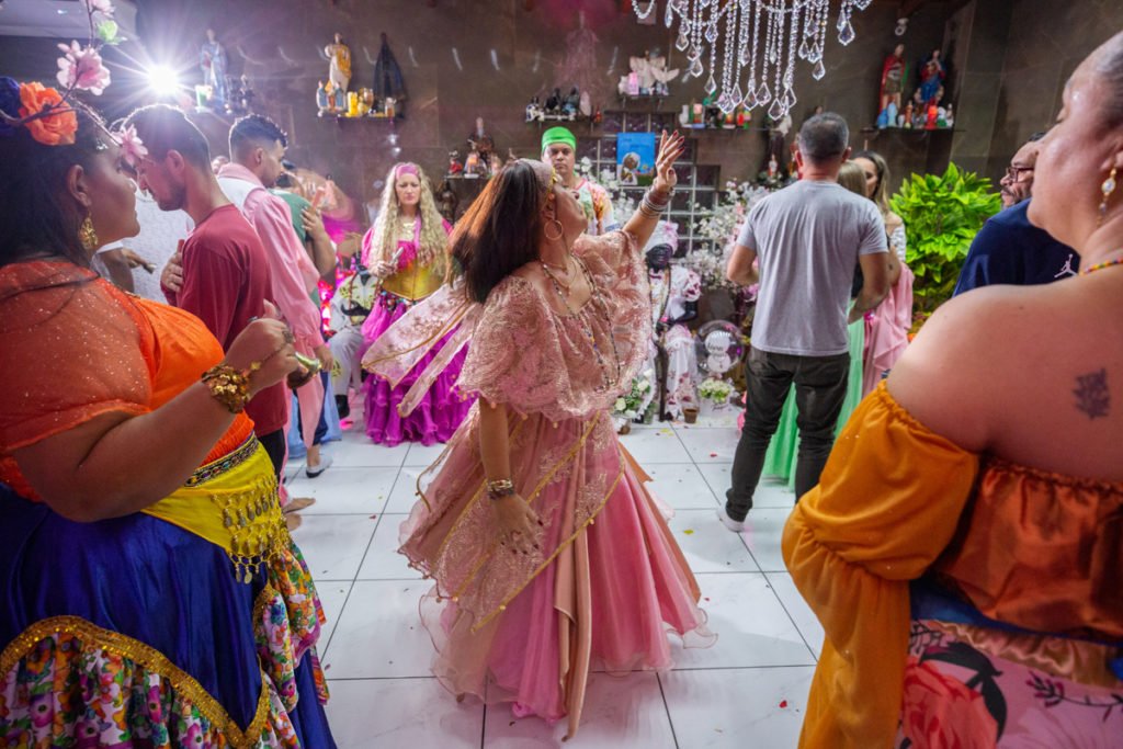 Alvorada (RS), 25/05/2023. Mãe Michelly da Cigana apresenta e posa para fotos no salão da Quimbanda eom imagens de Belzebu, em sua casa de religião Magia Cigana, em Alvorada, Rio Grande do Sul. A sessão