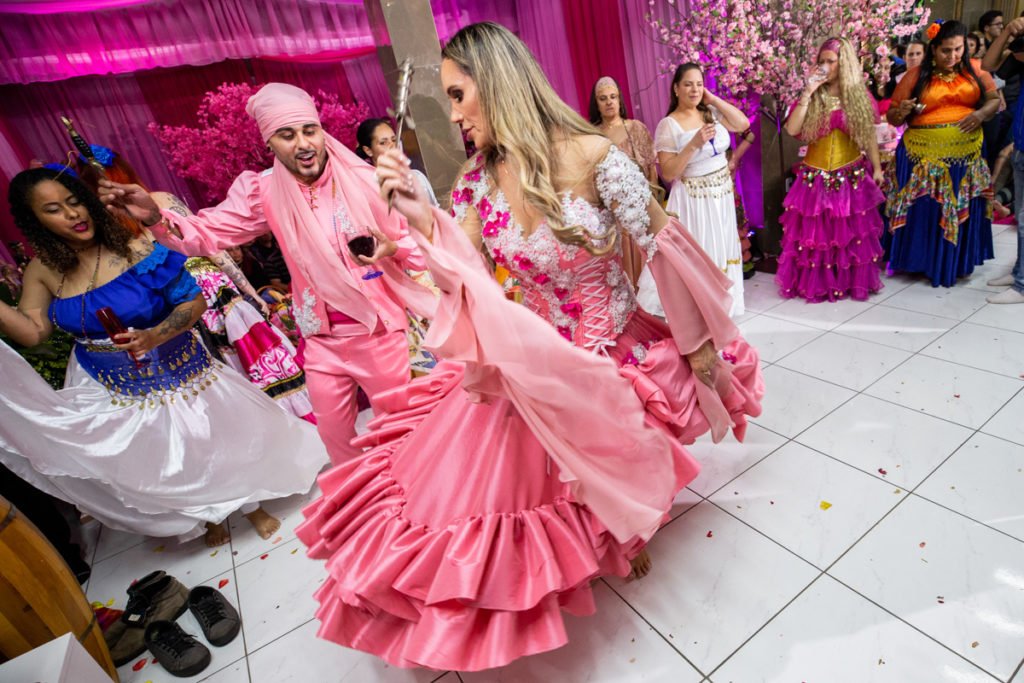 Alvorada (RS), 25/05/2023. Mãe Michelly da Cigana apresenta e posa para fotos no salão da Quimbanda eom imagens de Belzebu, em sua casa de religião Magia Cigana, em Alvorada, Rio Grande do Sul. A sessão