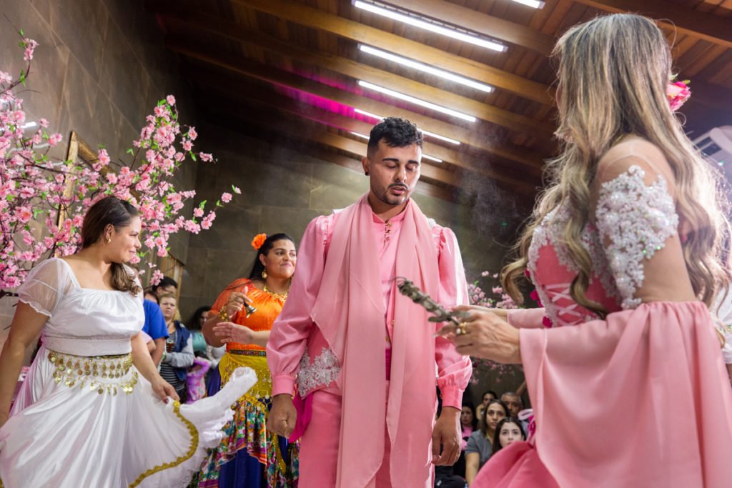Alvorada (RS), 25/05/2023. Mãe Michelly da Cigana apresenta e posa para fotos no salão da Quimbanda eom imagens de Belzebu, em sua casa de religião Magia Cigana, em Alvorada, Rio Grande do Sul. A sessão