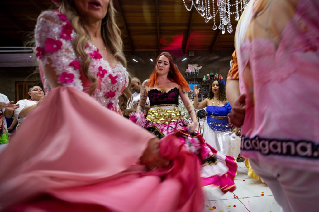 Alvorada (RS), 25/05/2023. Mãe Michelly da Cigana apresenta e posa para fotos no salão da Quimbanda eom imagens de Belzebu, em sua casa de religião Magia Cigana, em Alvorada, Rio Grande do Sul. A sessão