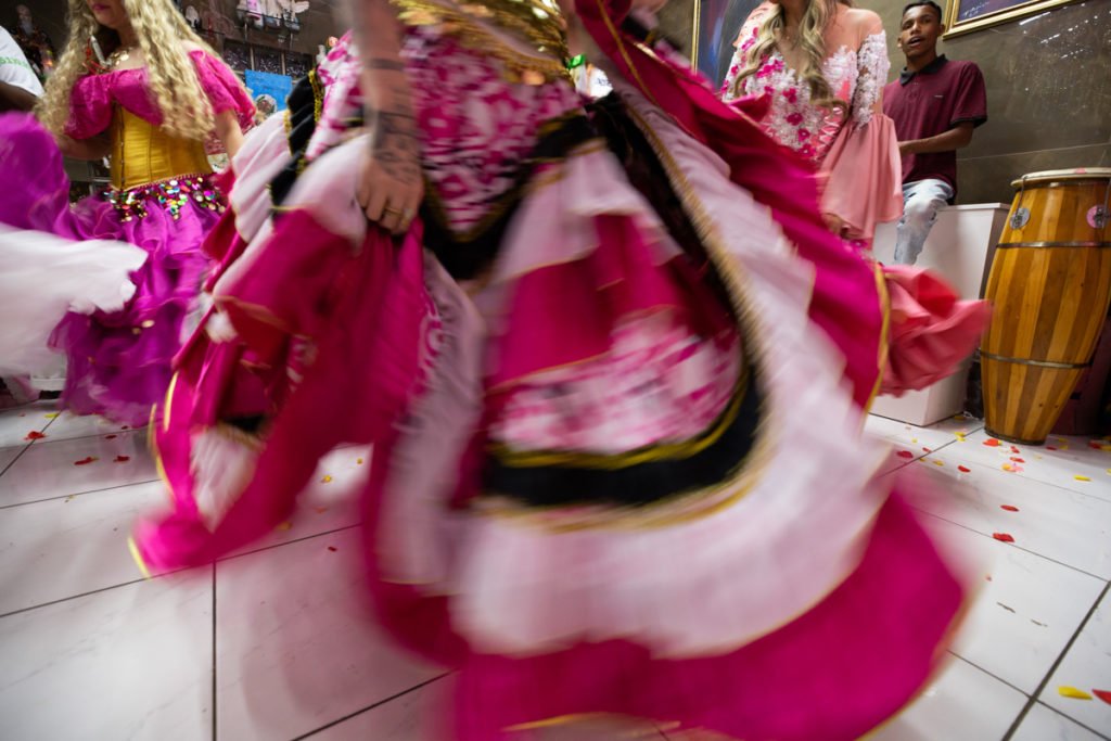 Alvorada (RS), 25/05/2023. Mãe Michelly da Cigana apresenta e posa para fotos no salão da Quimbanda eom imagens de Belzebu, em sua casa de religião Magia Cigana, em Alvorada, Rio Grande do Sul. A sessão