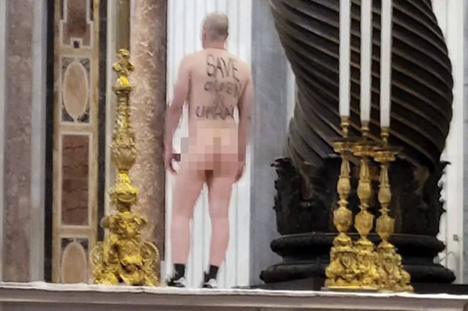 Imagem mostra homem que invadiu altar de basílica no Vaticano, após ficar nu - Metrópoles