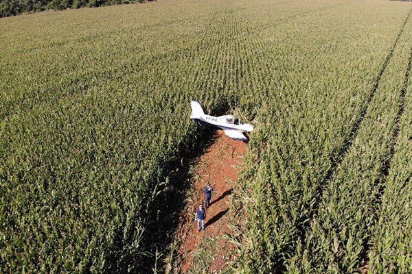 Avião faz pouso forçado em milharal no Entorno do DF