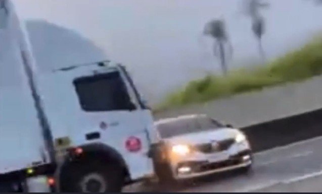 caminhão arrasta carro na Rodovia Anhanguera