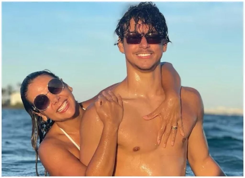 Na foto, uma mulher abraça um homem por trás - Metrópoles