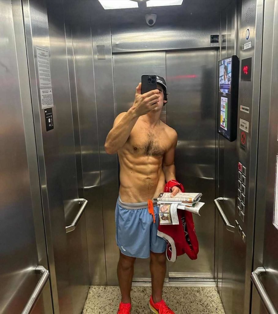 Na foto, um homem tira foto no espelho de um elevador - Metrópoles