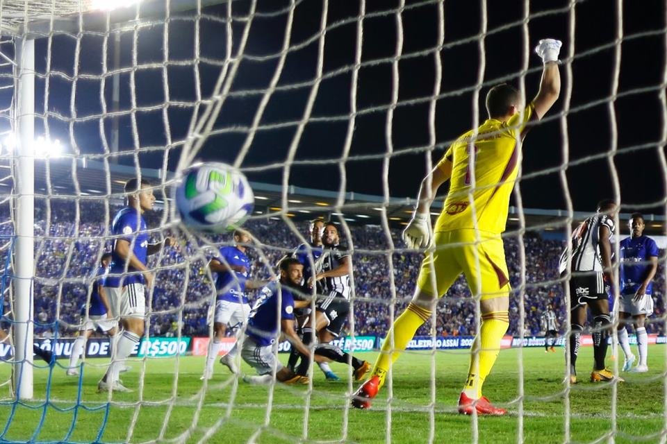 Em jogo emocionante, Hulk decide e Atlético-MG vence Cruzeiro em Uberlândia