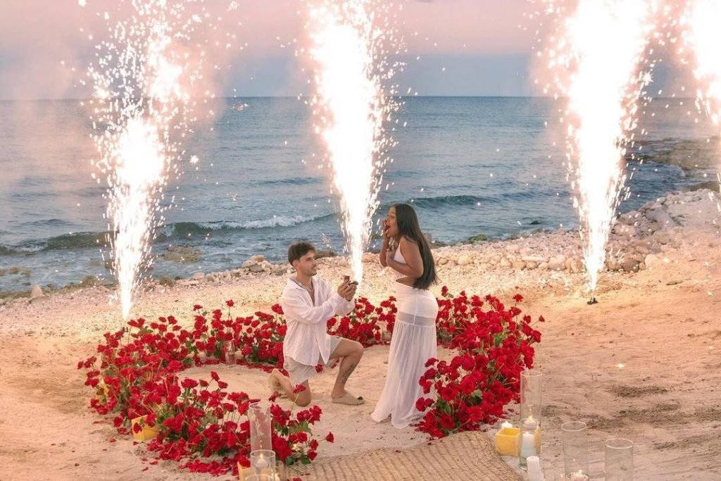 Camila Loures é pedida em namoro com aliança de luxo e fogos de artifício