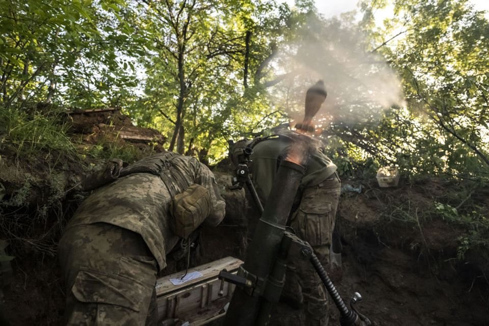 Imagem colorida mostra Exército ucraniano protege a linha defensiva na região de Donetsk contra ataques da Rússia - Metrópoles
