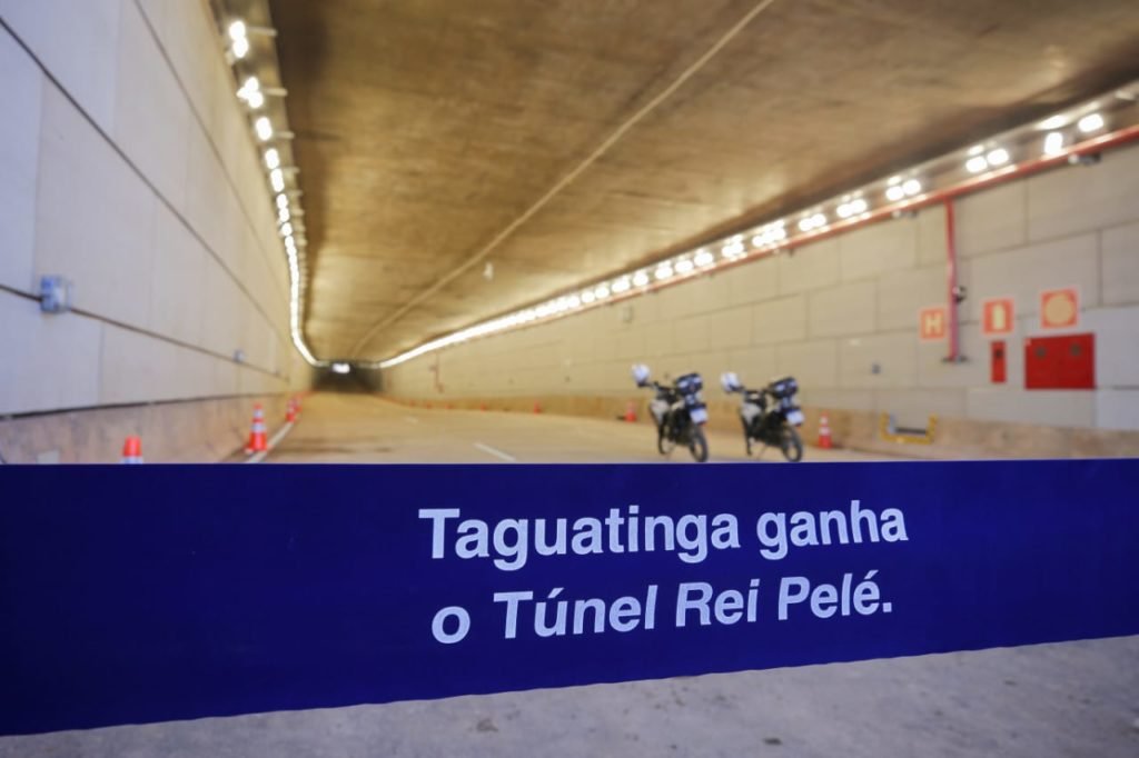 Faixa de inauguração do Túnel de Taguatinga