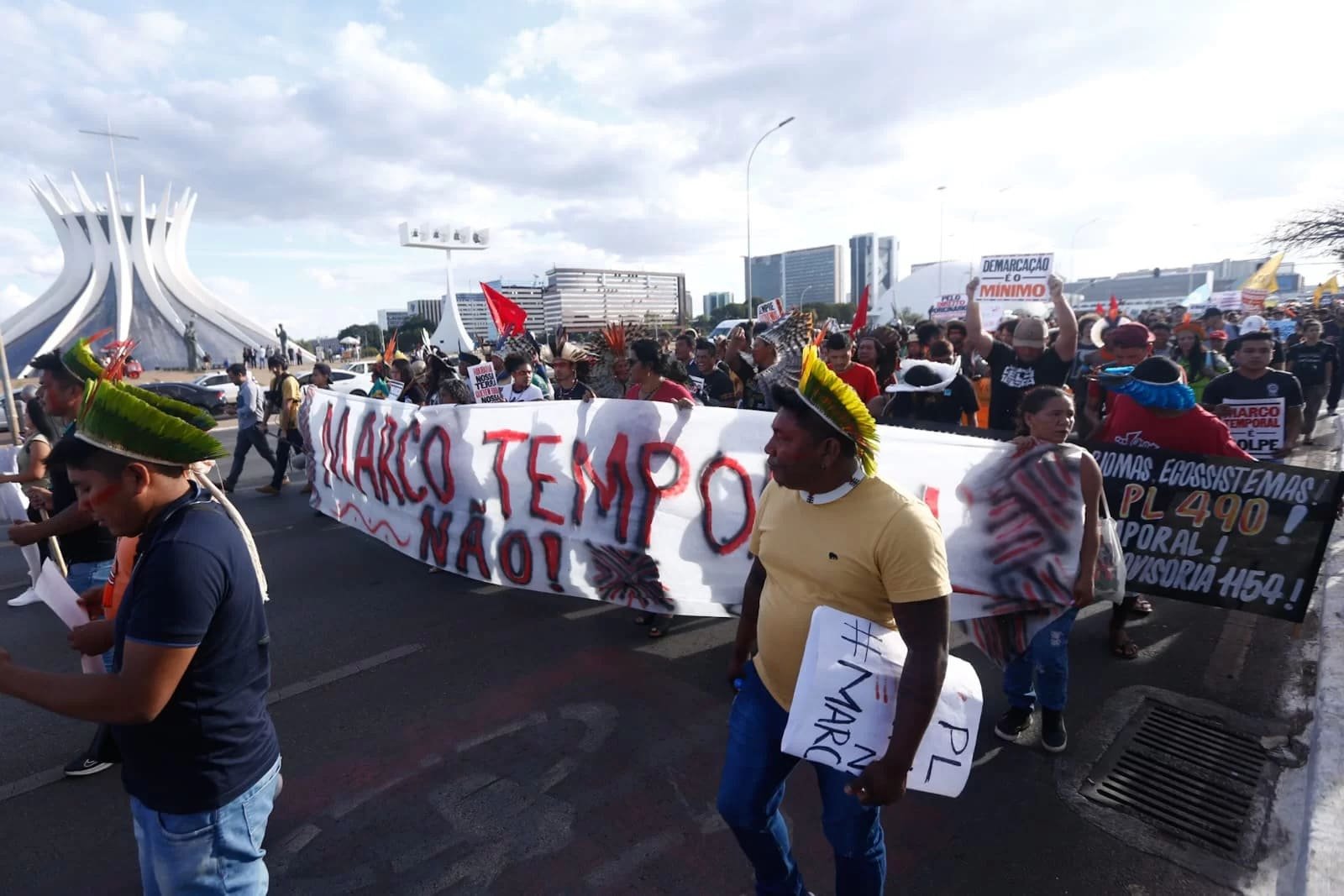 imagem colorida de protesto de indígenas em frente ao Congresso Nacional