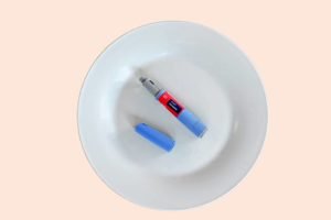 Imagem colorida de prato com aplicador de Ozempic - Metrópoles