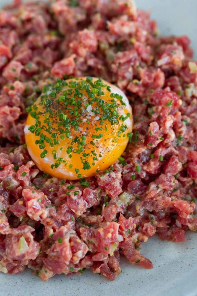 Na foto, um Steak Tartar Clássico - Metrópoles