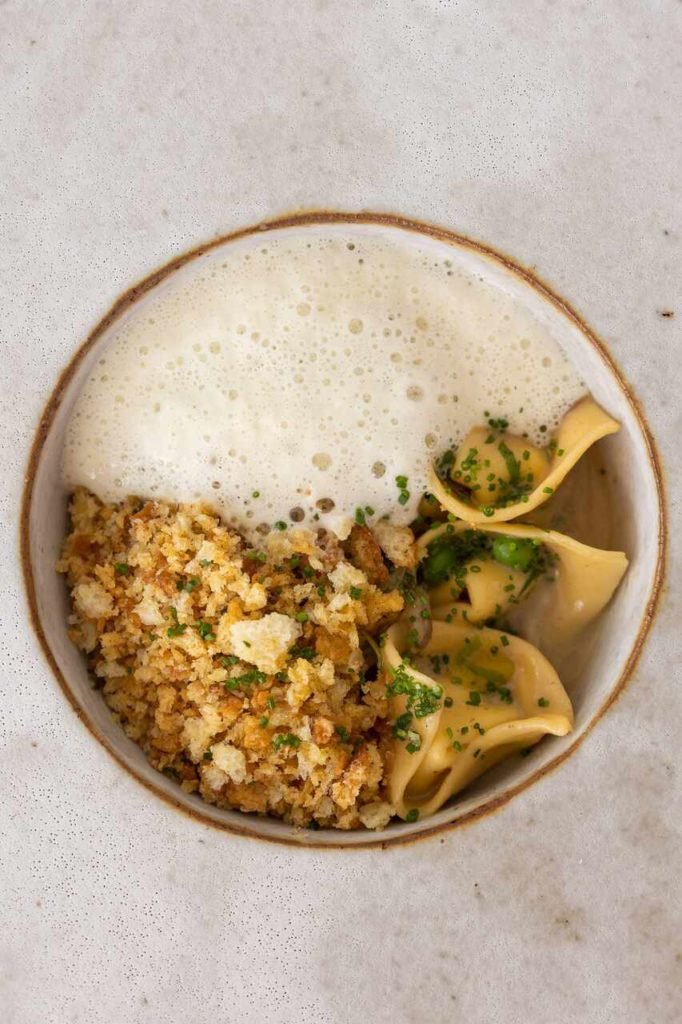Na foto, um prato com Tortelloni de Queijo Serra do Bálsamo ao Molho de Cogumelos e Ervilha - Metrópoles