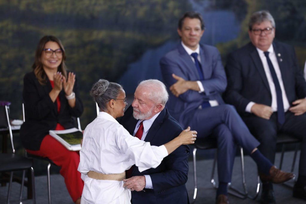 Presidente Lula e a Ministra Marina Silva mostra livro durante em ceriro mônia de celebração do Dia Mundial do Meio Ambiente, no Salão Nobre do Palácio do Planalto - metrópoles
