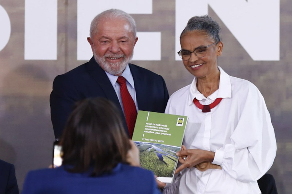Presidente Lula e a Ministra Marina Silva mostra livro durante em ceriro mônia de celebração do Dia Mundial do Meio Ambiente, no Salão Nobre do Palácio do Planalto - metrópoles