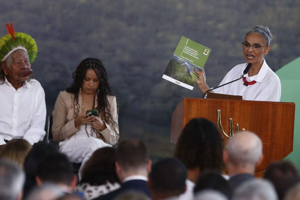 Ministra Marina Silva mostra livro durante em ceriro mônia de celebração do Dia Mundial do Meio Ambiente, no Salão Nobre do Palácio do Planalto - metrópoles