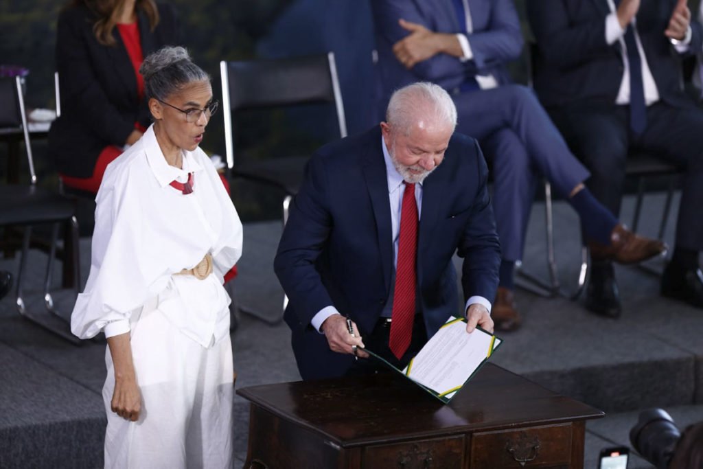 Ministra Marina Silva e LUla assinam documento durante em cerimônia de celebração do Dia Mundial do Meio Ambiente, no Salão Nobre do Palácio do Planalto - metrópoles