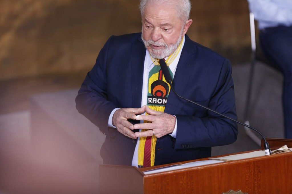 Presidente Lula recebe colar do líder indígena Cacique Raoni Metuktire - Metrópoles