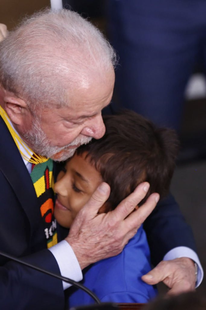 Presidente Lula abraça criança durante evento - metrópoles