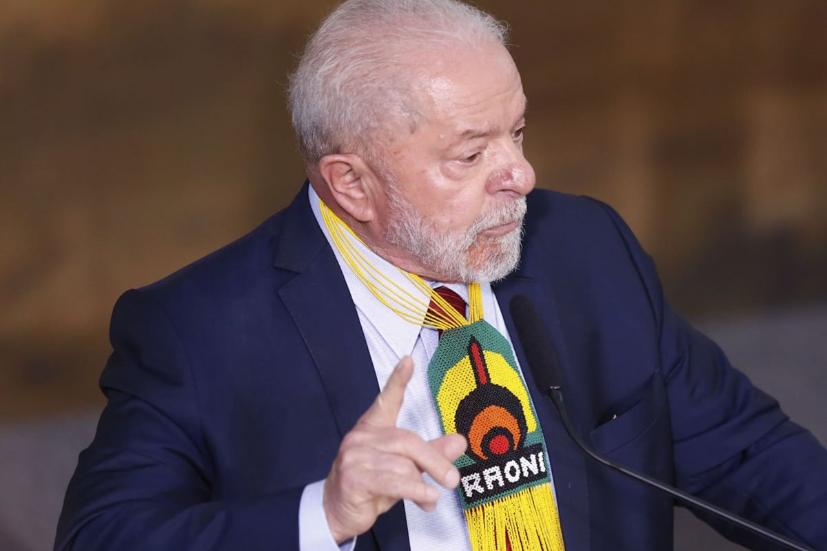 Presidente Lula recebe colar do líder indígena Cacique Raoni Metuktire