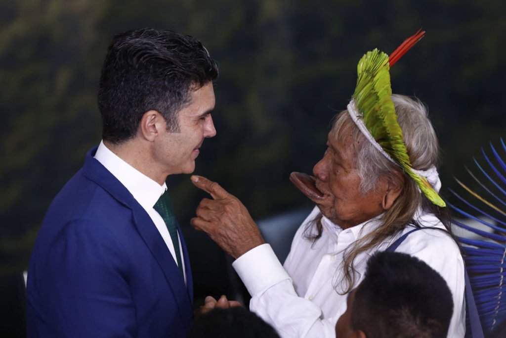 Governador do Pará, Helder Barbalho, e o líder indígena Cacique Raoni