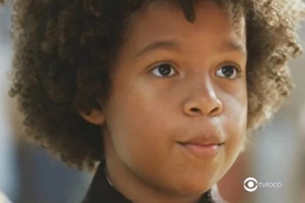 foto colorida do rosto de Levi Asaf, menino negro, que posa sério - metrópoles