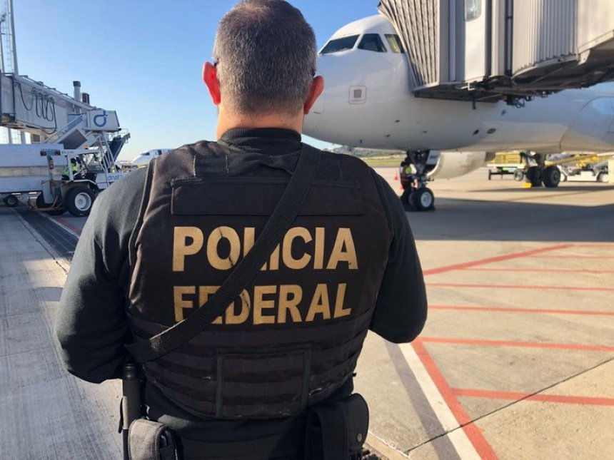 Imagem colorida de agente da Polícia Federal em Aeroporto